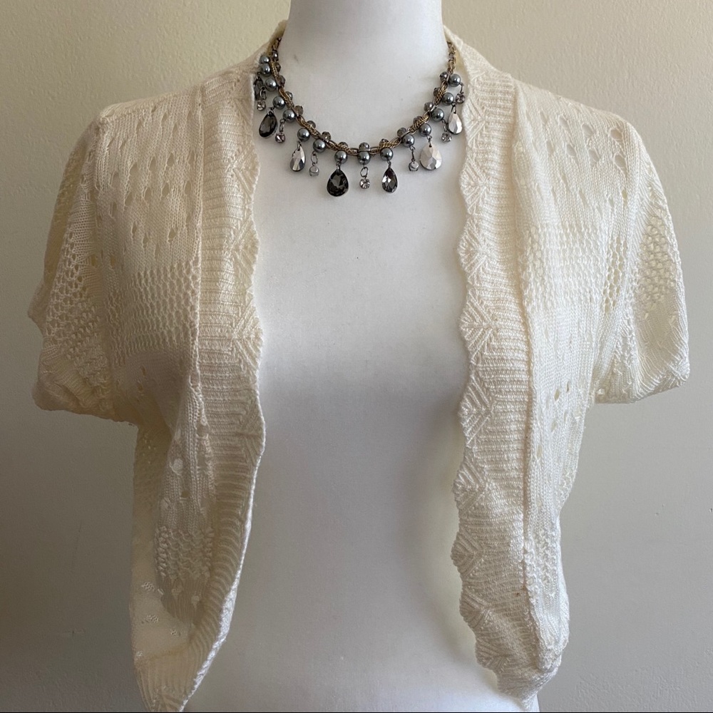 White knit short sleeves shrug/shawl